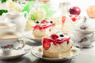 Cheesecake with strawberries, blueberry and jelly