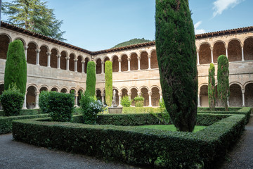 Obraz premium View of Ripoll Monastery cloister.