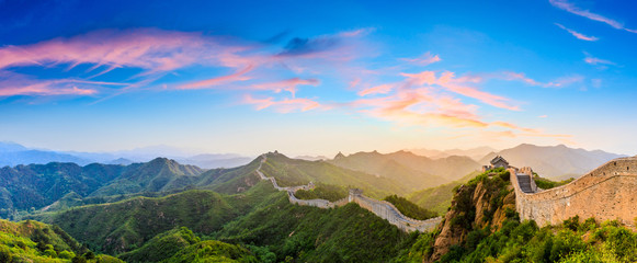 De Grote Muur van China bij zonsopgang, panoramisch uitzicht