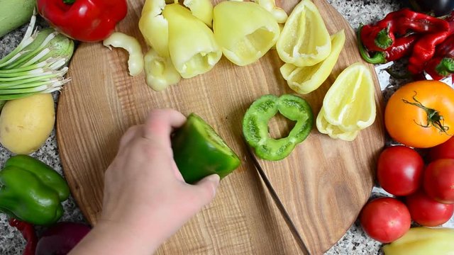 The cook cuts pepper.	Preparation of vegetables.	