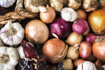 Closeup garlic and onion bulbs - obrazy, fototapety, plakaty