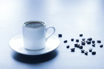 Foto auf Acrylglas Kaffee Bar Eine Tasse duftenden heißen Kaffees auf dem Morgentisch