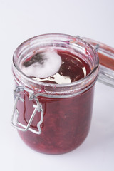Schimmelige Marmelade im Glas