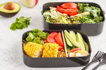 Gordijnen Gezonde meal prep containers met quinoa, avocado, maïs, courgette noedels en boerenkool. Afhaalmaaltijden. © vaaseenaa