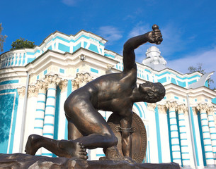 Statue am Katherinenpalast - St. Petersburg
