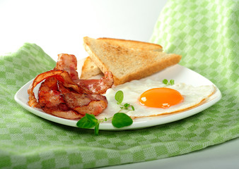 Frühstück mit Bacon und Kresse