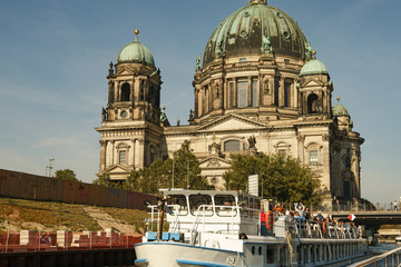 Berliner Dom und Schiff