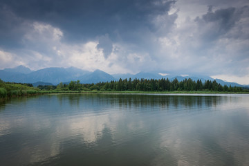 See in den Bergen mit Wolken im Sommer