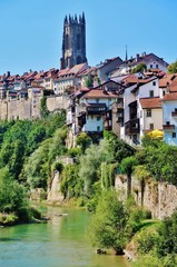 Fototapeta na wymiar Fribourg, Saane mit Altstadt und Kathedrale