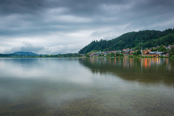 Obraz premium Wolken übder dem See in den Bergen - Hopfensee im Allgäu