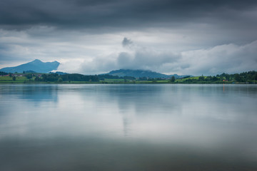 Wolken übder dem See in den Bergen - Hopfensee im Allgäu