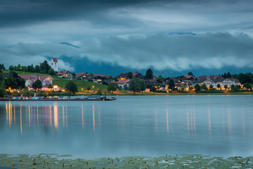 Die kleine Statd Hopfen am Hopfensee an einem Abend mit Regen