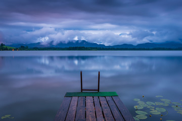Fototapeta premium See mit Steg am Abend im Sommer - Hopfensee im Allgäu