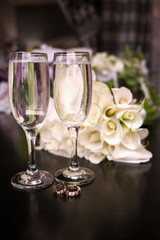 bouquet of flowers wedding glasses