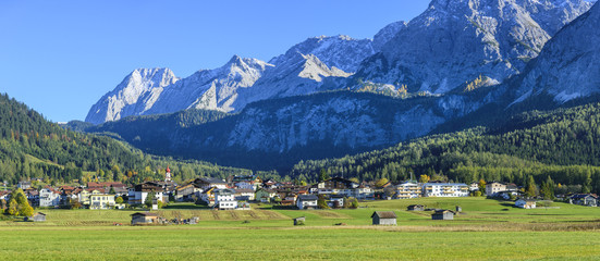 Fototapeta na wymiar Ehrwald und das Mieminger Gebirge
