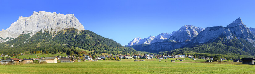Fototapeta na wymiar Ehrwald im Tiroler Ausserfern mit Zugspitz-massiv und Mieminger Kette