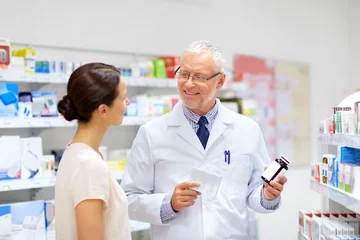 Photo sur Plexiglas Pharmacie concept de médecine, de soins de santé et de personnes - apothicaire senior avec médicaments et cliente à la pharmacie