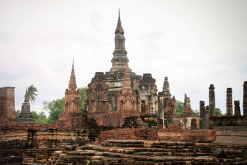 Obraz premium Old Pagoda in sukhothai Thailand. sukhothai historic park in Thailand.
