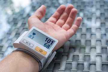 Blutdruckmessgerät zeigt niedrigen Blutdruck an - obrazy, fototapety, plakaty
