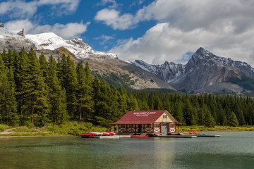 Fototapeta na wymiar Maligne Lake Boatshed, Jasper Canada