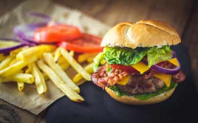 extra burger of cheese, bacon, onion and chips
