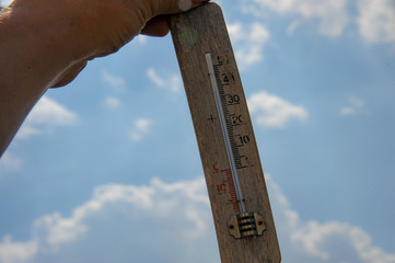thermometer Outdoor zeigt 36 37 38 crad celsius farenheit sommer hitze sonne wolken