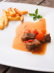 Gulasch aus Bio Rindfleisch mit Wellenschnitt Pommes