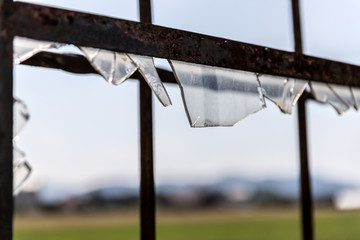 Zerbrochene Fensterscheibe eines alten Hauses, Vandalismus