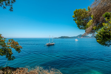 Fototapeta Piękna zatoka morska w lecie. Jacht na tle wyspy St Stefan Morze Adriatyckie, Czarnogóra. obraz