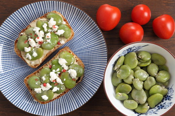 Sandwich  with broad bean.