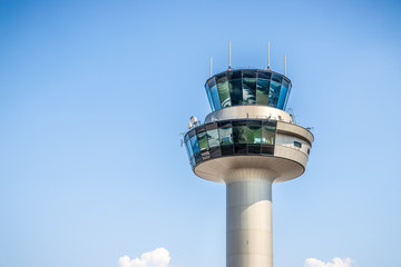 Fototapeta na wymiar Flugzeugtower, blauer Himmel