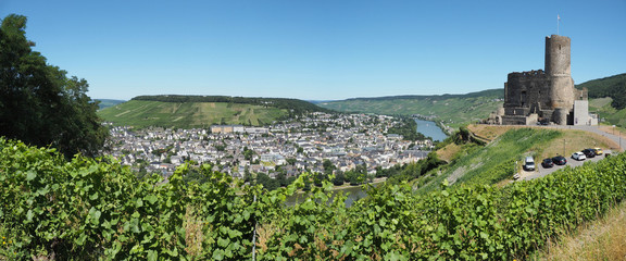 Burgruine Landshut Mit Blick auf Bernkastel-Kues und die Mosel - Panorama
