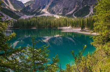 Fantastico lago alpino con acqua color turchese © Buffy1982