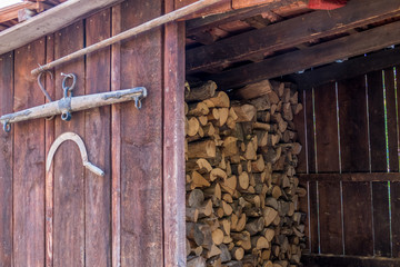 Hütte mit Brennholz © focus finder