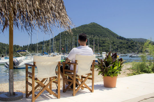 Mann an einem Strandcafe