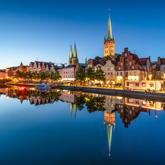 Fototapeta na wymiar Historische Altstadt von Lübeck bei Nacht