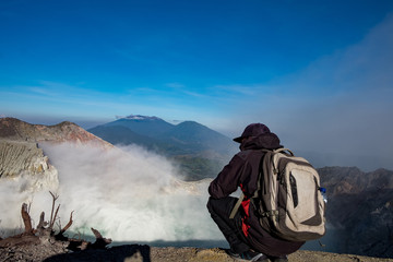 Obraz premium Young travelers looking at the beautiful mountains and nature.