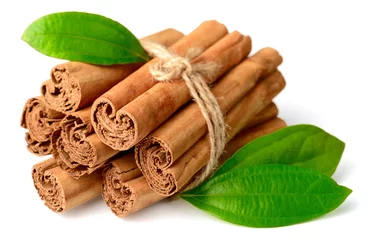 Foto op Aluminium bunch of cinnamon sticks with fresh leaves isolated on the white background © Amy Lv