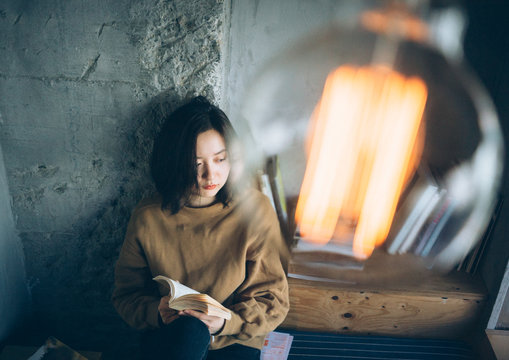 本を読んでいる女性