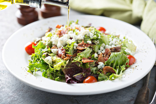 Green salad with blue cheese and bacon