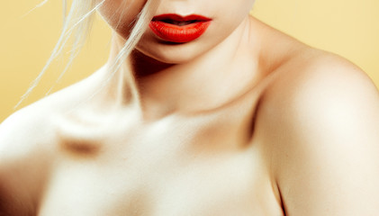 Closeup cosmético joven chica hermosa con labios rojos