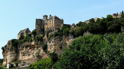 Fototapeta na wymiar Castle of the village of Beynac-et-Cadenac at the edge of the Dordogne river 