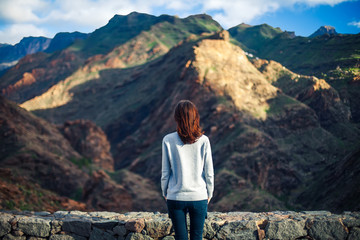 Naklejka premium Young woman enjoy scenic mountain range