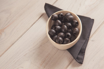 Bol con olivas negras para picar