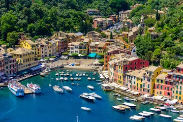 Foto op Plexiglas Portofino, Italië - kleurrijke huizen en jacht in kleine baaihaven. Ligurië, provincie Genua, Italië. Italiaans vissersdorp met prachtig zeekustlandschap in het zomerseizoen. © Simon Dannhauer