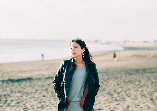 冬の海辺をある女性