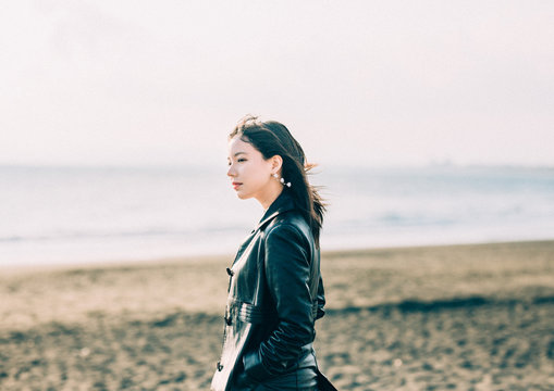 冬の海を眺める女性