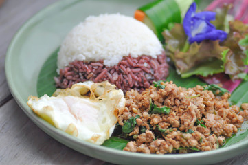 stir-fried basil with pork and rice