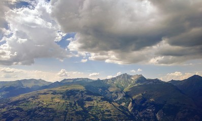Obraz na płótnie Canvas Paysage de montagne avec ciel nuageux 
