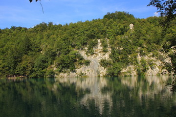 Jedno z jezior Plitwickich w Chorwacji. - obrazy, fototapety, plakaty